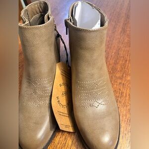 FRYE AND CO. Brown Ankle Booties